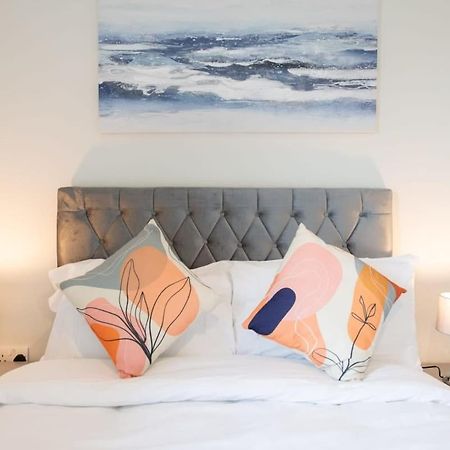 Fantastic 1 Bed Apartment In Crawley エクステリア 写真