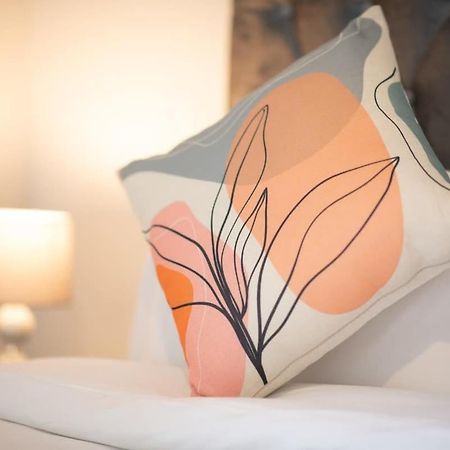 Fantastic 1 Bed Apartment In Crawley エクステリア 写真