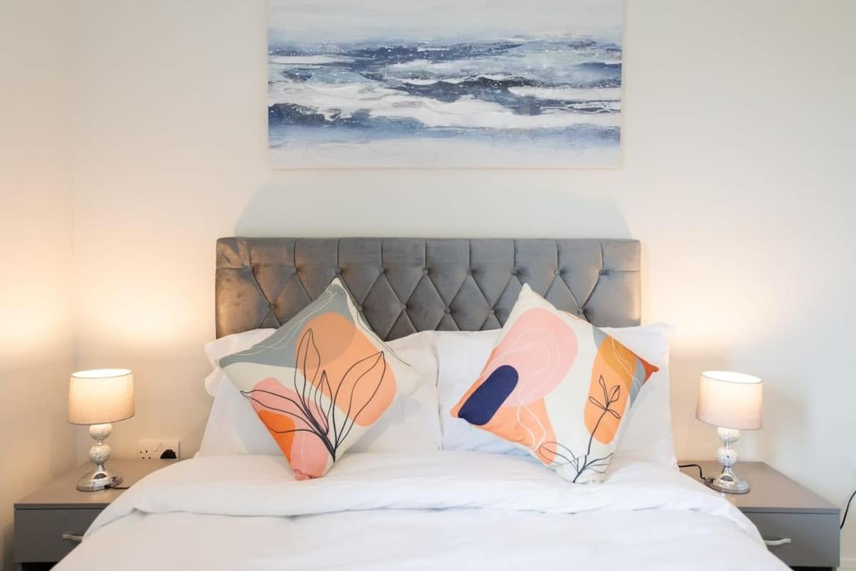 Fantastic 1 Bed Apartment In Crawley エクステリア 写真