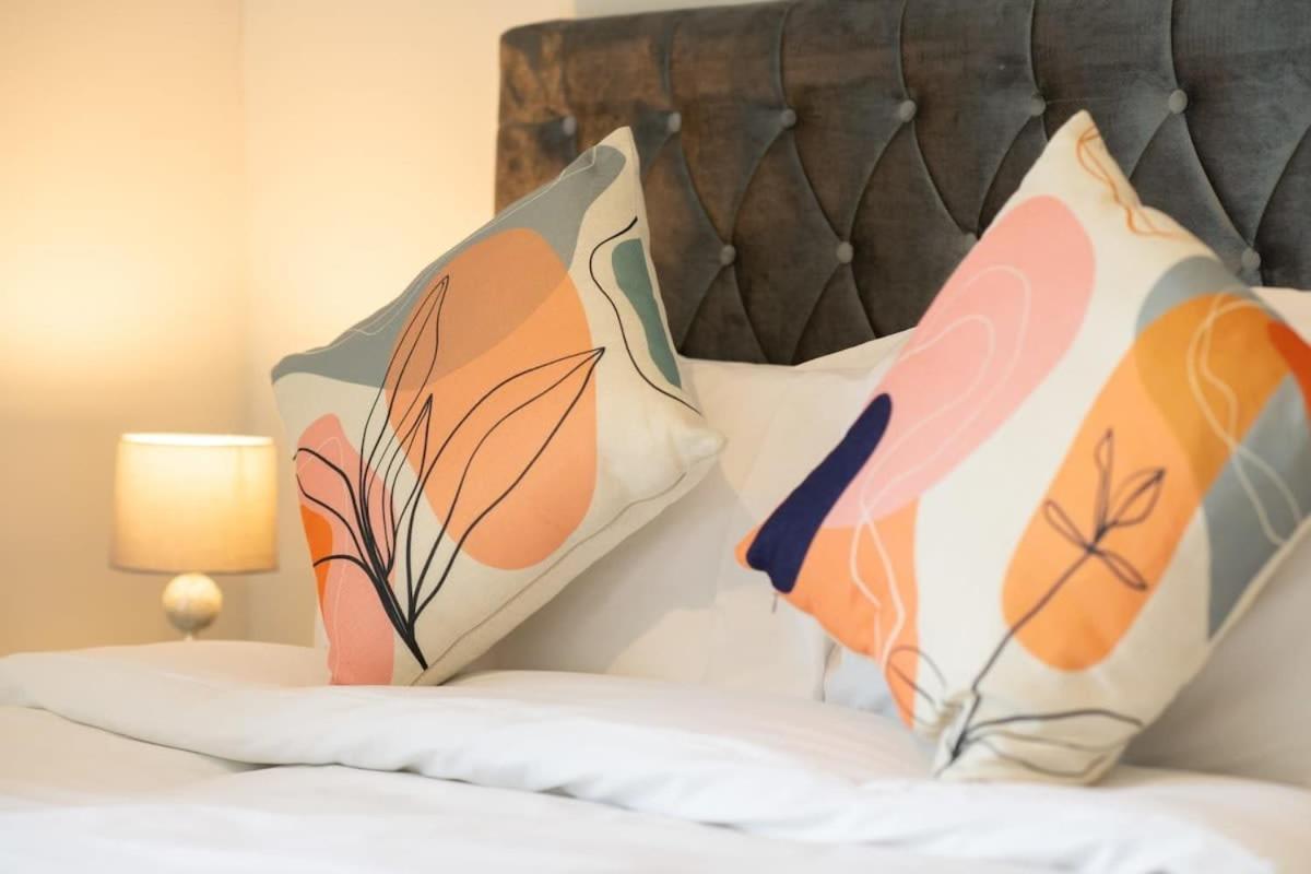 Fantastic 1 Bed Apartment In Crawley エクステリア 写真