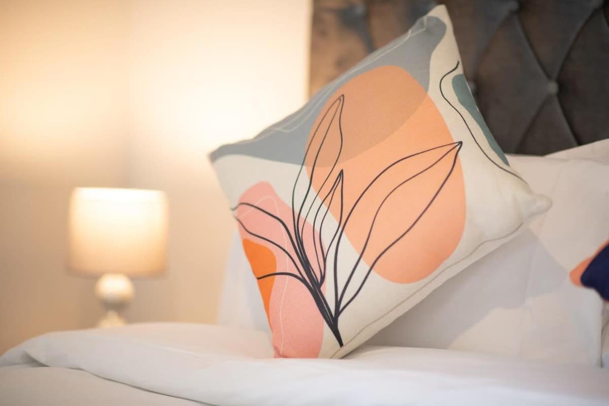 Fantastic 1 Bed Apartment In Crawley エクステリア 写真