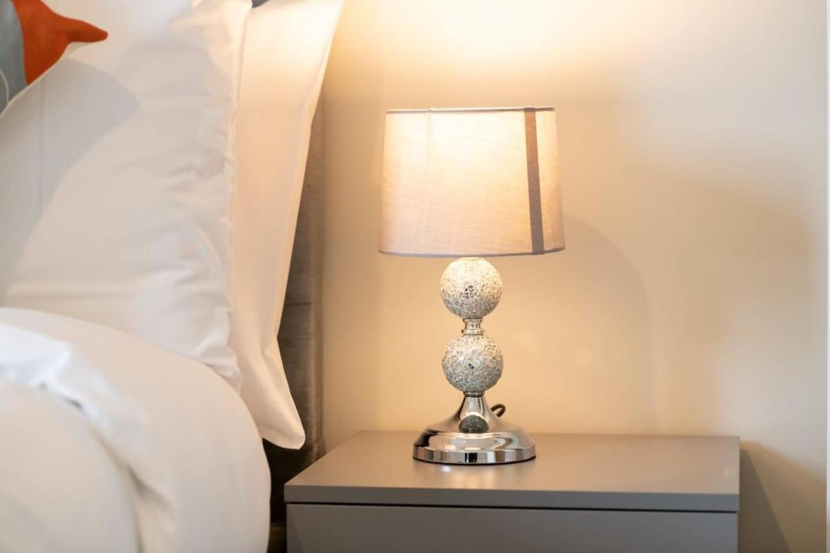 Fantastic 1 Bed Apartment In Crawley エクステリア 写真