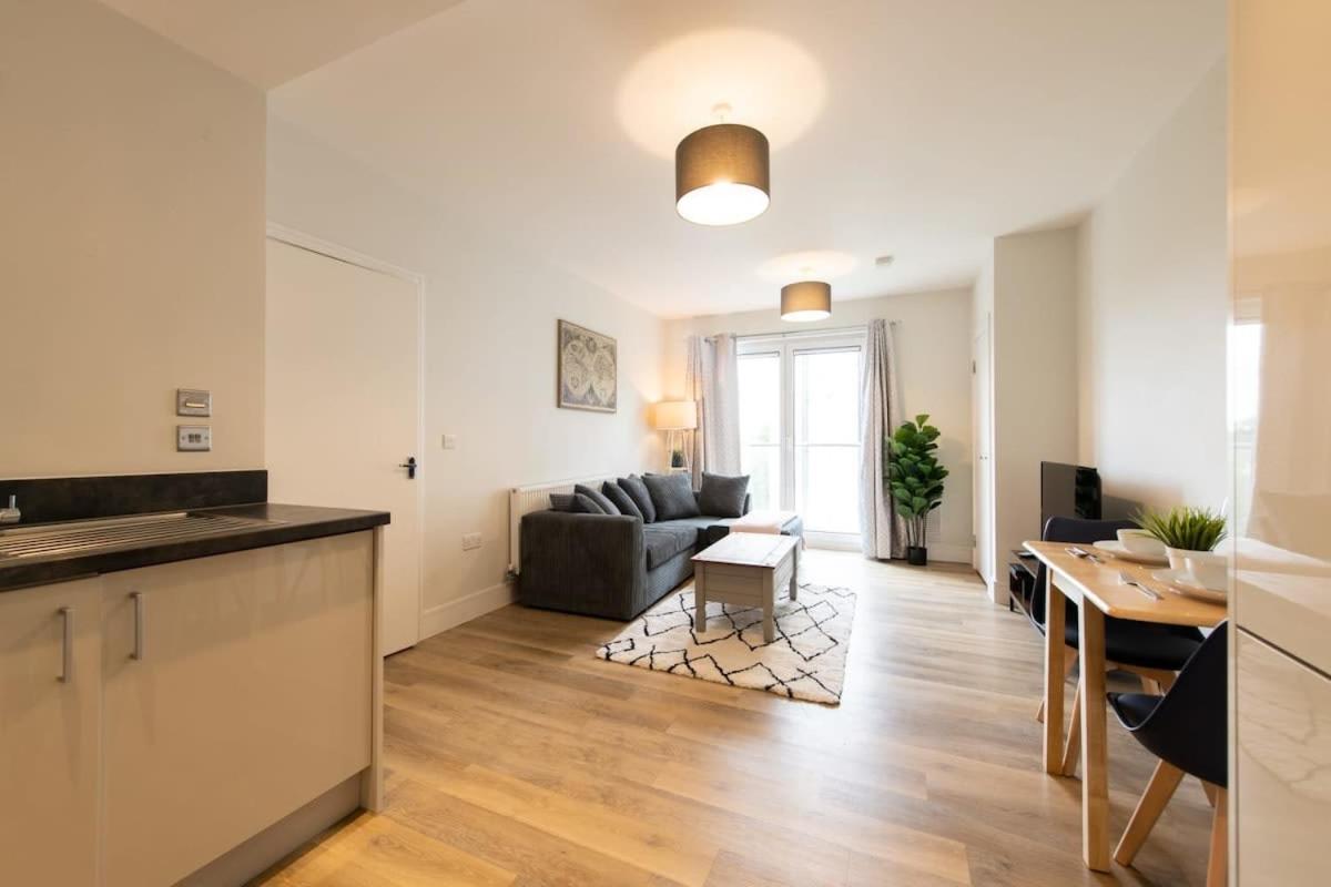 Fantastic 1 Bed Apartment In Crawley エクステリア 写真