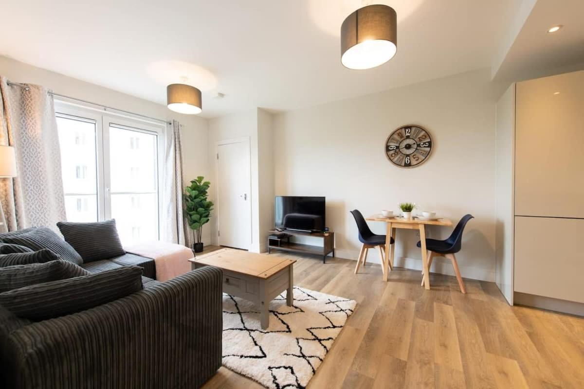 Fantastic 1 Bed Apartment In Crawley エクステリア 写真