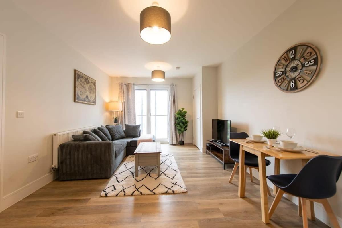 Fantastic 1 Bed Apartment In Crawley エクステリア 写真