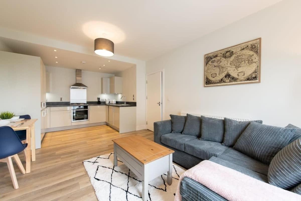 Fantastic 1 Bed Apartment In Crawley エクステリア 写真