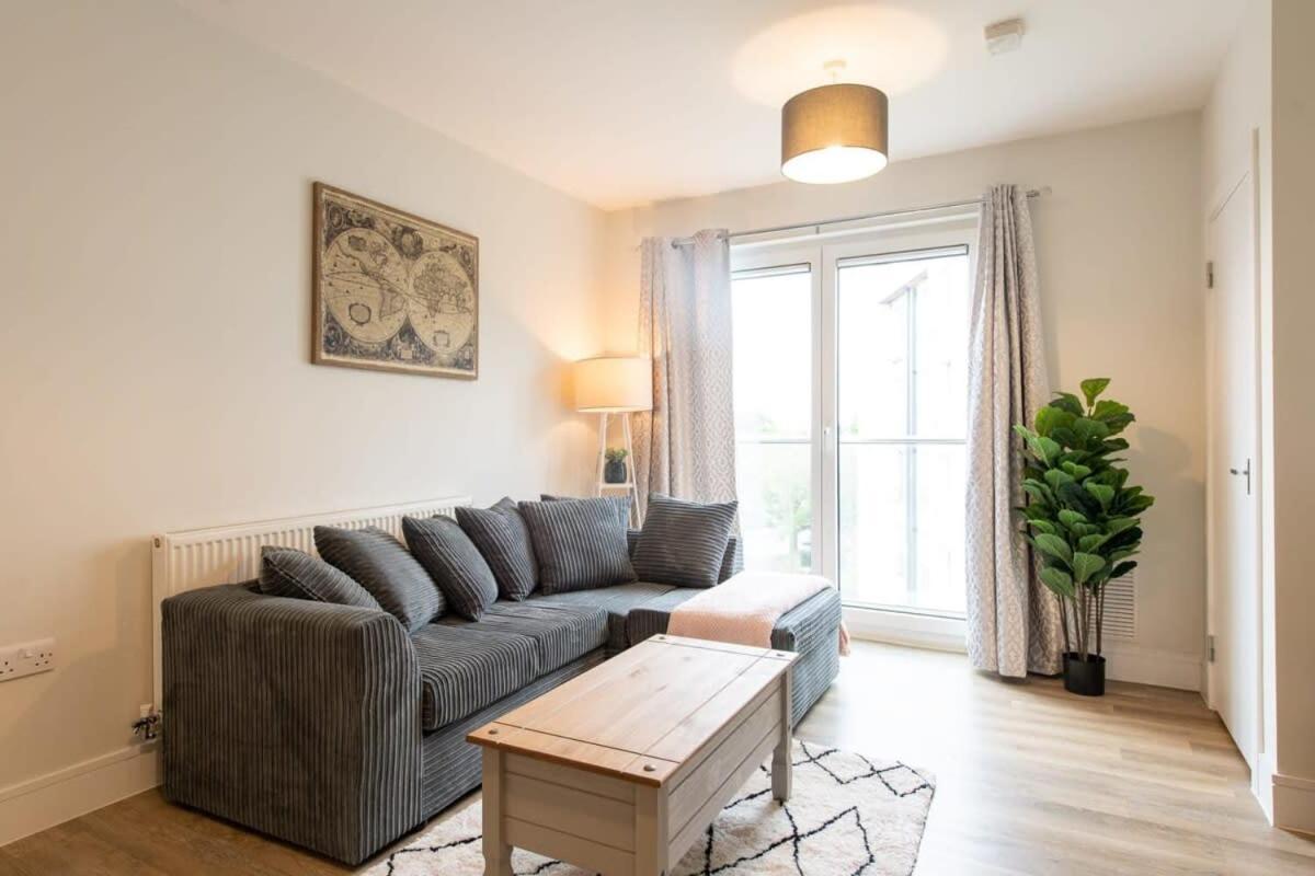 Fantastic 1 Bed Apartment In Crawley エクステリア 写真