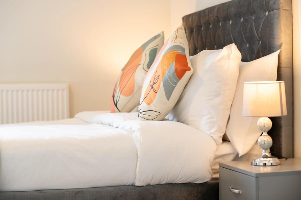 Fantastic 1 Bed Apartment In Crawley エクステリア 写真