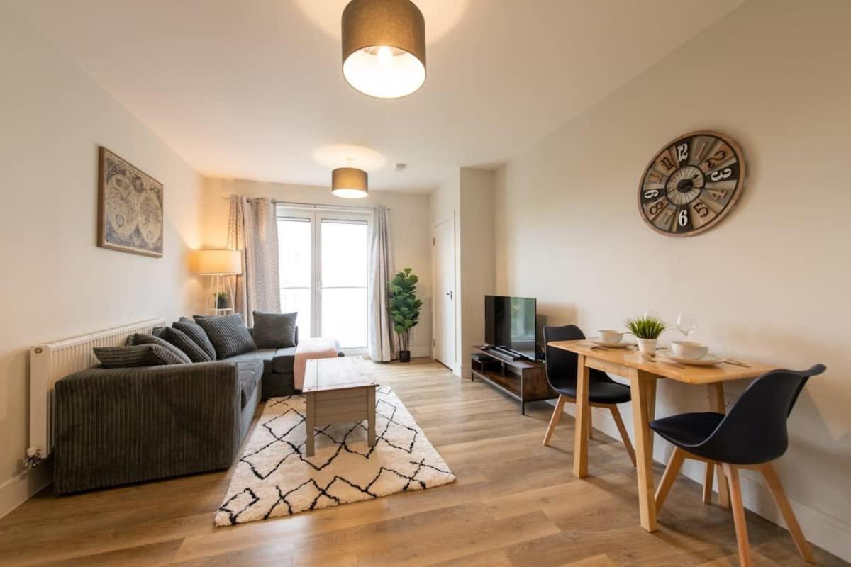 Fantastic 1 Bed Apartment In Crawley エクステリア 写真