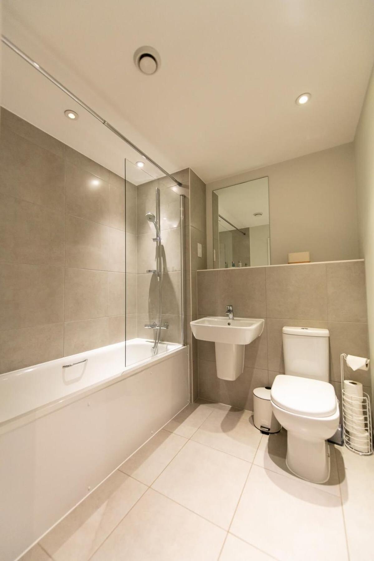 Fantastic 1 Bed Apartment In Crawley エクステリア 写真